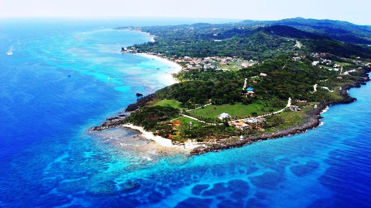 West Bay coastline and turquoise water in Roatán